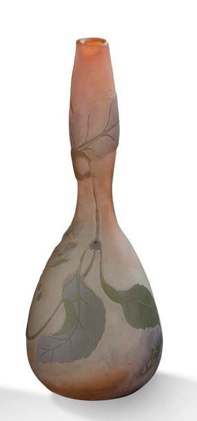 Etablissements Emile GALLE Vase soliflore en verre à décor dégagé à l'acide de fleurs...