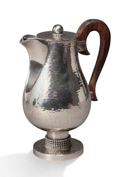 Jean DESPRES (1889 - 1980) Cafetière et pot à lait en métal argenté martelé sur base...