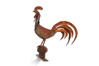 TRAVAIL FRANÇAIS 1940 • «Coq».
Sculpture en lame de fer forgé martelé (rouillé) sur...