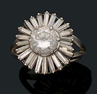 BOUCHERON Bague «jupe»
Diamant de taille brillant, diamants baguettes, platine (950).
Signée...
