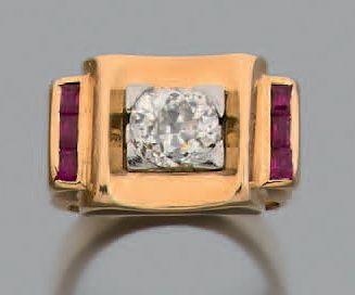 null Bague "chevalière"
Diamants de taille ancienne, pierres rouges, or 18k (750)....
