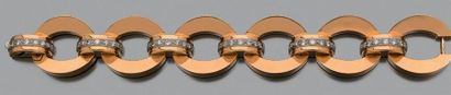 null Bracelet
Maillons ovales, ligne de diamants, or rose et gris 18k (750). Vers...