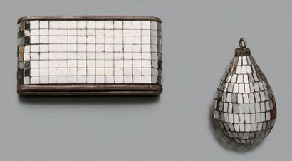 RENE BOIVIN "Irradiants"
Deux éléments à décor de mosaïques "miroir" argentées. Manques.
Pb.:...
