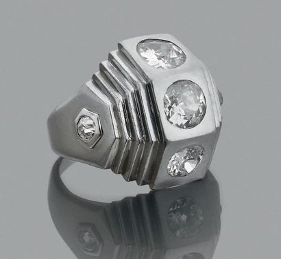 RENE BOIVIN Bague à degrés, diamants de taille ancienne, platine (950).
Td.: 48 -...