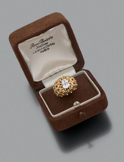 RENE BOIVIN «Tressé»
Bague boule, diamants de taille ancienne de forme poire et or...