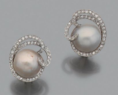 null Paire de clips d'oreilles
Platine (950) diamants de taille huit-huit et perle...