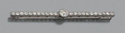 null Broche "barrette"
Diamants de taille ancienne et platine (950).
Long.: 7.1cm...