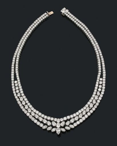 CHAUMET 
Important collier de diamants de taille poire, brillant et princesse, or...