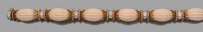 VAN CLEEF & ARPELS Bracelet corail blanc gravé, diamants de taille brillant, or 18k...