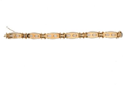 VAN CLEEF & ARPELS Bracelet corail blanc gravé, diamants de taille brillant, or 18k...