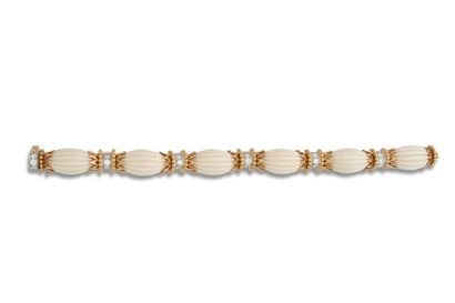 VAN CLEEF & ARPELS Bracelet corail blanc gravé, diamants de taille brillant, or 18k...