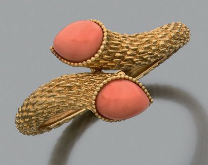 BOUCHERON 
Bracelet «serpent» corail, or 18k (750). Signé et poinçon de maître André...