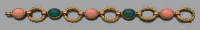VAN CLEEF & ARPELS Bracelet or jaune granité 18k (750) cabochons de corail rose et...