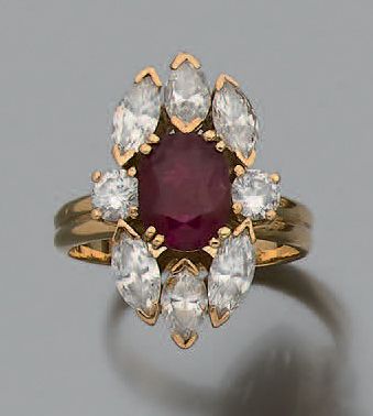 null Bague
Or jaune 18k (750) rubis et diamants de taille brillant et navettes.
Td.:...