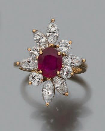 null Bague
Or jaune 18k (750) rubis et diamants de taille brillant et navettes.
Td.:...