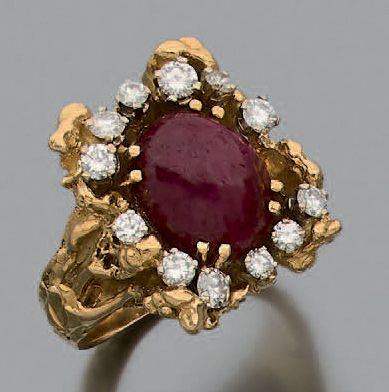 null Bague "rubis"
Rubis cabochon, or 18k (750) martelé, diamants de taille brillant....