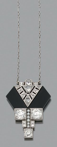 null Pendentif «art déco»
Platine (950 ) et or gris 18k (750) onyx, diamants de taille...