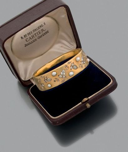 ATTRIBUÉ À CARTIER Bracelet jonc or jaune 18k ( 750) diamants de taille ancienne...