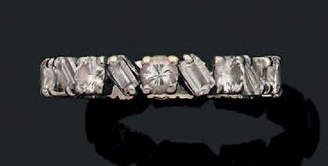 null Alliance
Diamants de taille baguette et brillants alternés, or gris 18K (750).
Td.:...