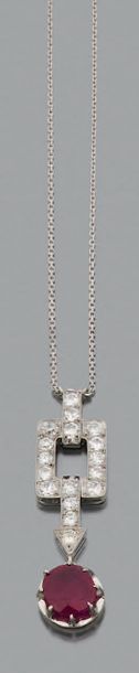 null Collier
Pendentif rubis et diamants de taille brillant, or gris 18k (750).
Chaine...