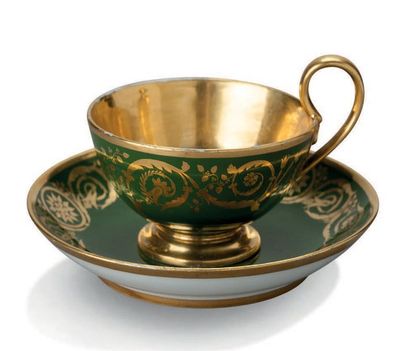 Sèvres, vers 1808. Tasse sur piédouche et sous-tasse en porcelaine dure à fond vert...