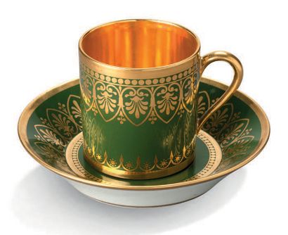 Sèvres, vers 1823. Gobelet litron et sa soucoupe en porcelaine dure à fond vert de...