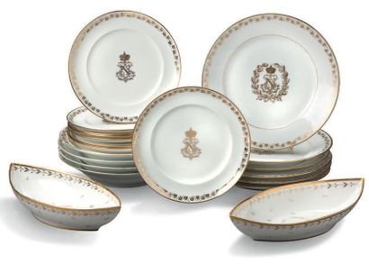 Service des Princes. Porcelaine dure.
19 hard paste porcelain plates.
Gilded monograms...