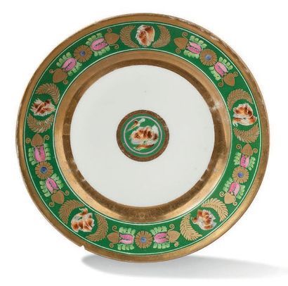 Paris, dans le style de François Antoine Monginot. Assiette de présentation en porcelaine...