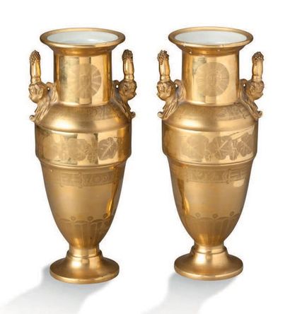 null Paire de vases dorés en porcelaine dure de Paris à fond doré.
A pair of gilded...