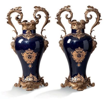 null Grande paire de vases à rouleaux en porcelaine dure à fond bleu.
A pair of hard-paste...