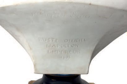 Sevres. Grand buste en biscuit blanc de l'Empereur Napoléon 1er en uniforme des chasseurs...