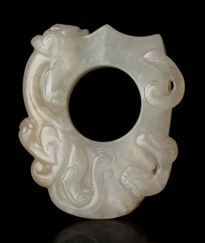 CHINE Pendentif en jade blanc légèrement veiné de rouille, en forme de «coeur de...