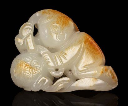 CHINE Sujet en jade blanc, partiellement taché de rouille, représentant un enfant...