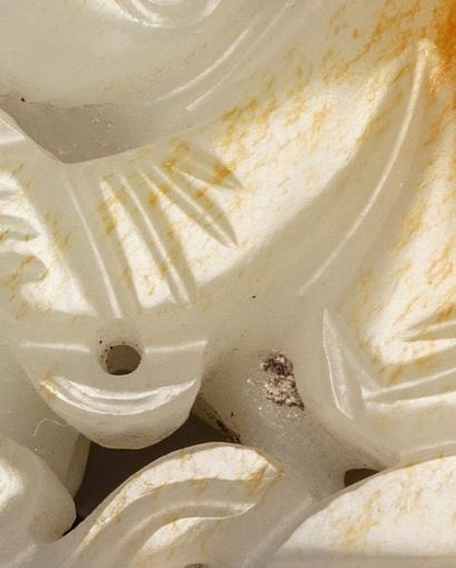 CHINE Sujet en jade blanc, partiellement taché de rouille, représentant un enfant...