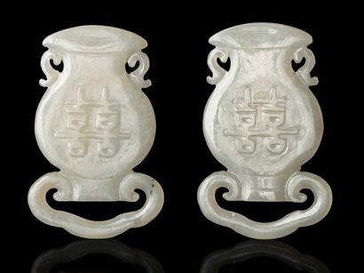 CHINE Paire de boucles de ceinture en jade céladon, sculptée d'un vase d'applique,...