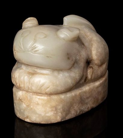 CHINE Petit cachet oval en jade beige céladon, la prise sculptée en forme d'un petit...