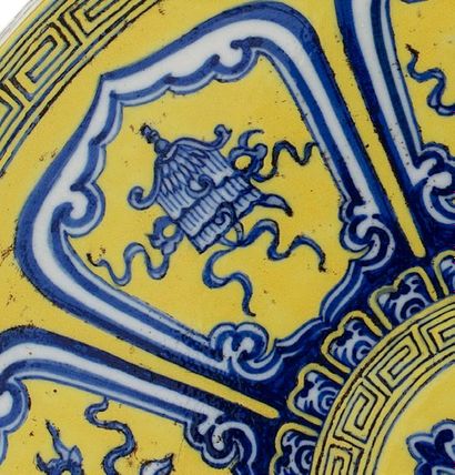 CHINE中国 1930年左右 雍正款 青花黄釉吉祥八宝抱月瓶 Gourde en porcelaine émaillée jaune et bleue à décor...