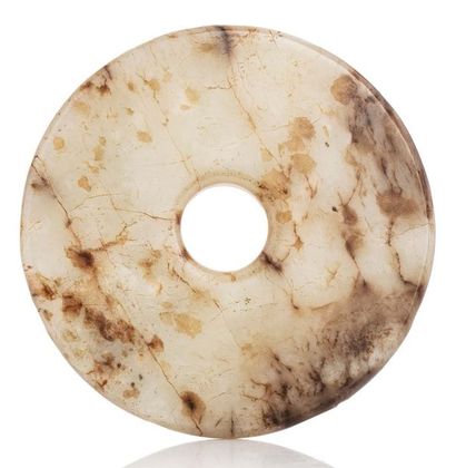CHINE Disque Bi en jade beige infusé de brun.
Diamètre: 8,2 cm.
Trou de surface sur...