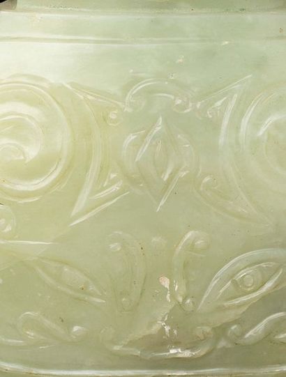CHINE Vase couvert en jade céladon de forme applatie à décor archaïsant en léger...