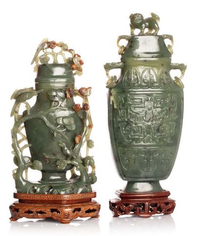 CHINE Deux vases couverts en jade, l'un sculpté de branches fleuries et oiseaux perchés...