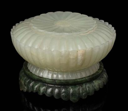 CHINE Boîte couverte en jade blanc céladonné reprenant la forme d'un chrysanthème...