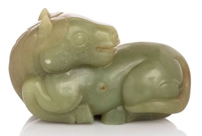 CHINE Cheval allongé en jade jaune, la tête tournée.
L. 11,5 cm

清代 黄玉马摆件