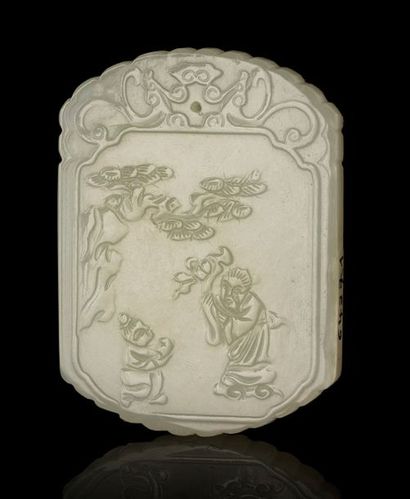 CHINE Plaque en jade céladon blanc sculptée d'une scène d'offrande à un sage sous...