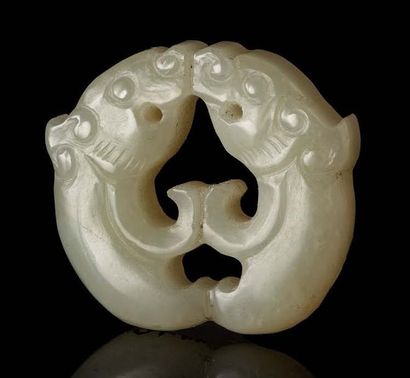 CHINE Petit pendentif en jade céladon sculpté de deux dragons accolés.
H. 2,6 cm 

清末...