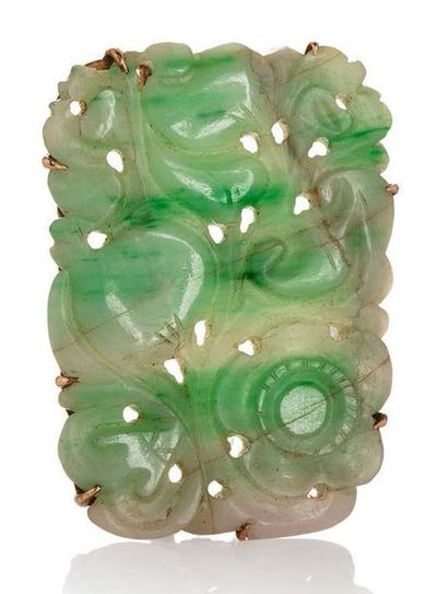 CHINE Petit pendentif en jadéite à décor de fleurs.
Dim. 4.9 x 3.5 cm 

中国 二十世纪 ...