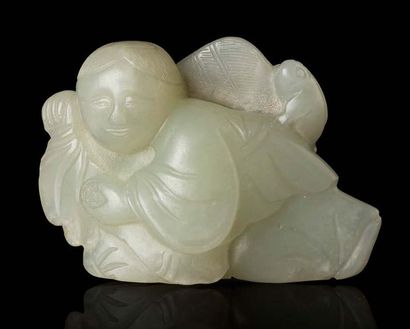 CHINE Petit sujet en jade céladon, représentant un enfant accroupi, la main gauche...