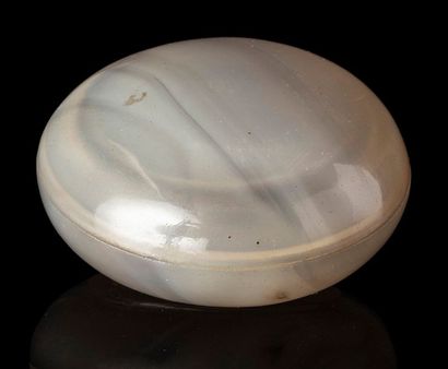 CHINE Petite boîte circulaire en agate beige claire, marque apocryphe de «Qianlong...