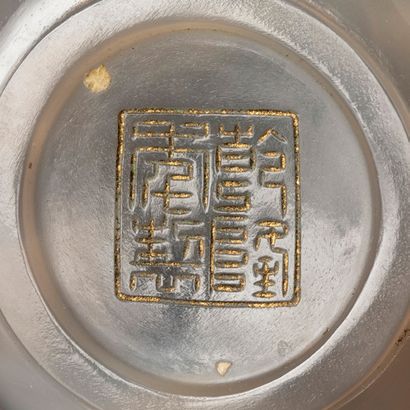 CHINE Petite boîte circulaire en agate beige claire, marque apocryphe de «Qianlong...