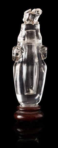 CHINE Petit vase couvert en cristal de roche, le couvercle surmonté d'un lion bouddhique.
Deux...