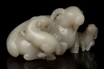 CHINE Groupe en jade représentant un bélier et ses deux petits au repos.
L. 11.5...